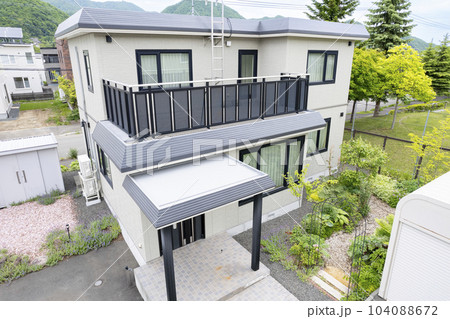 リフォームした後の住宅を空撮（住宅リフォームのビフォーアフター） 104088672