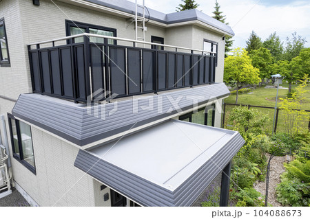 住宅リフォームの完成 塗装した後の庇 104088673
