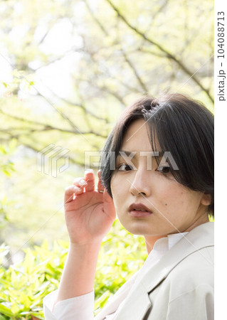 新緑と女性 104088713