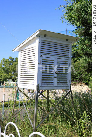 懐かしい校庭の百葉箱 104088893