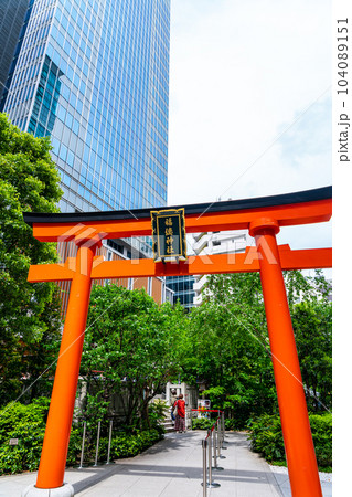 【東京都】日本橋のビル群の中にある福徳神社 104089151