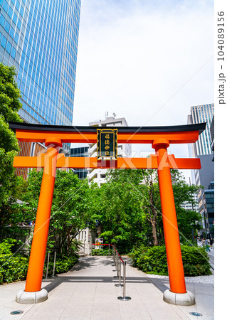 【東京都】日本橋のビル群の中にある福徳神社 【東京都】日本橋のビル群の中にある福徳神社 104089156