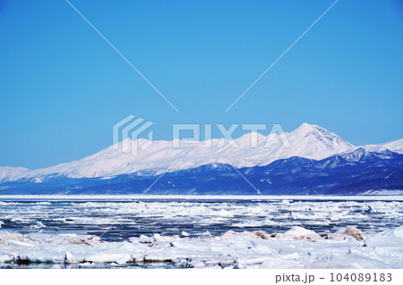 オホーツク海の流氷郡と知床連山 北海道 オホーツク海の流氷郡と知床連山 北海道 104089183