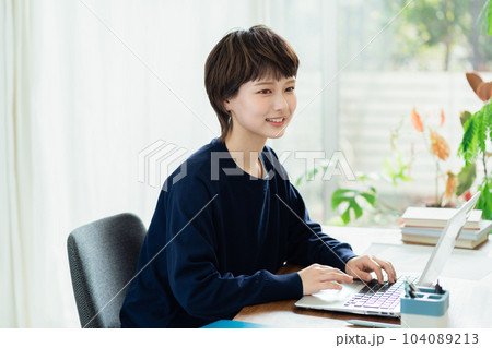 在宅勤務をする若い女性 104089213