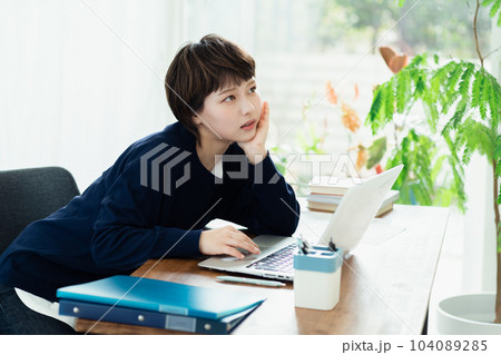 パソコンに作業に疲れる若い女性 104089285