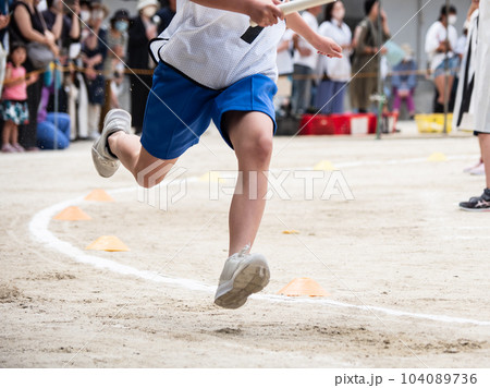 小学校の運動会でリレーを走る子供 104089736