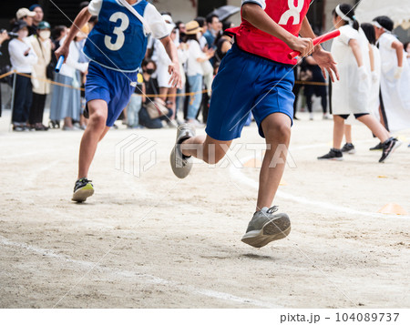 小学校の運動会でリレーを走る子供 小学校の運動会でリレーを走る子供 104089737