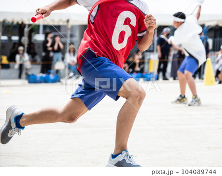 小学校の運動会でリレーを走る子供 小学校の運動会でリレーを走る子供 104089744
