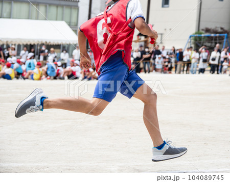 小学校の運動会でリレーを走る子供 小学校の運動会でリレーを走る子供 104089745