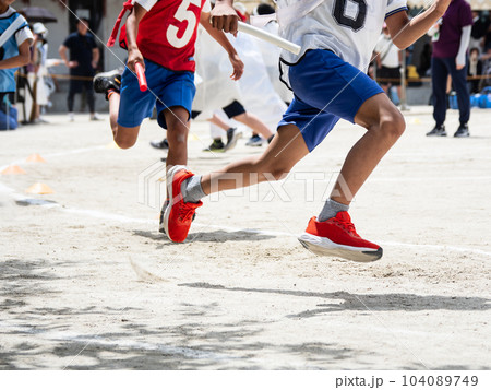 小学校の運動会でリレーを走る子供 104089749