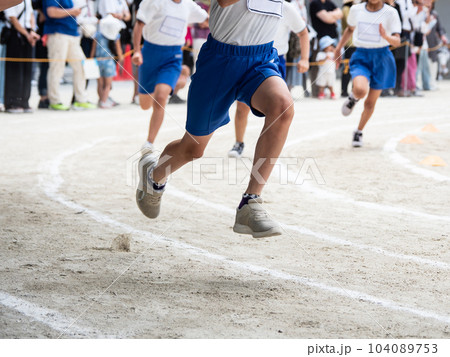 小学校の運動会でリレーを走る子供 104089753