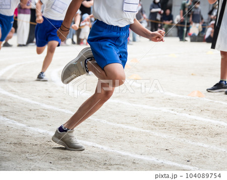小学校の運動会でリレーを走る子供 104089754