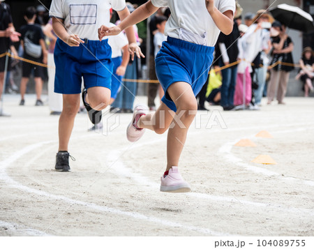 小学校の運動会でリレーを走る子供 小学校の運動会でリレーを走る子供 104089755