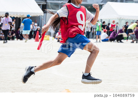 小学校の運動会でリレーを走る子供 小学校の運動会でリレーを走る子供 104089759