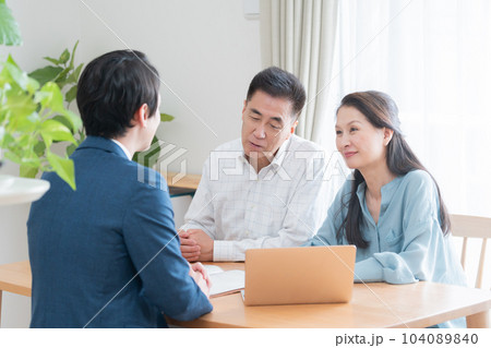 営業マンと高齢者夫婦 営業マンと高齢者夫婦 104089840