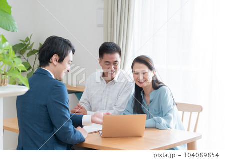営業マンと高齢者夫婦 104089854