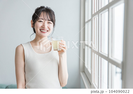 家で朝コラーゲン・プラセンタ・ビタミンC配合の美容ドリンク・美容ジュースを飲むアジア人女性 家で朝コラーゲン・プラセンタ・ビタミンC配合の美容ドリンク・美容ジュースを飲むアジア人女性 104090022