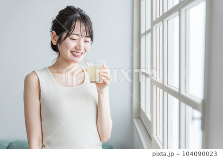 家で朝コラーゲン・プラセンタ・ビタミンC配合の美容ドリンク・美容ジュースを飲むアジア人女性 家で朝コラーゲン・プラセンタ・ビタミンC配合の美容ドリンク・美容ジュースを飲むアジア人女性 104090023
