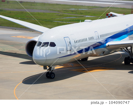 空港の滑走路に着陸している飛行機 104090747