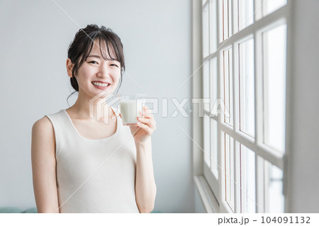 家で朝ミルク・牛乳を飲むアジア人女性 104091132