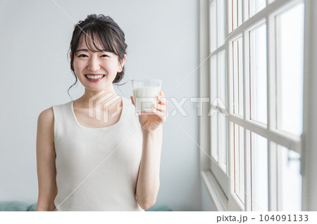 家で朝ミルク・牛乳を飲むアジア人女性 104091133