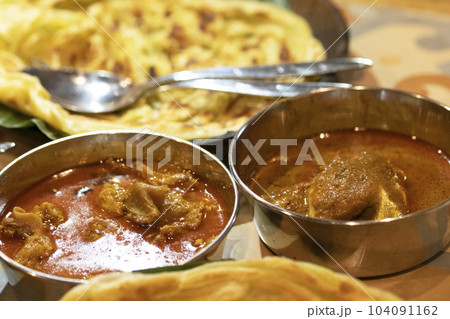 銀のステンレス食器の中のインドカレー 銀のステンレス食器の中のインドカレー 104091162