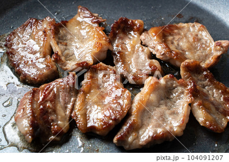 牛肉(中落ちカルビ焼肉用)をフライパンで焼く調理シーン。 104091207