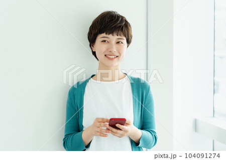 スマートフォンを操作する若い女性 104091274