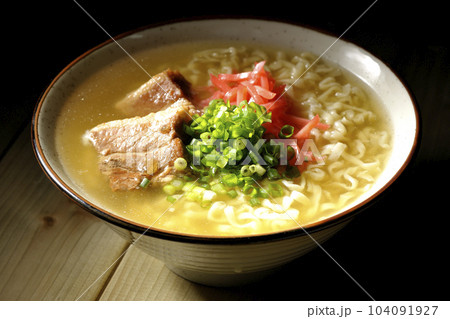 豚のバラ肉とたっぷりの小ねぎと紅生姜入りの沖縄そば 豚のバラ肉とたっぷりの小ねぎと紅生姜入りの沖縄そば 104091927
