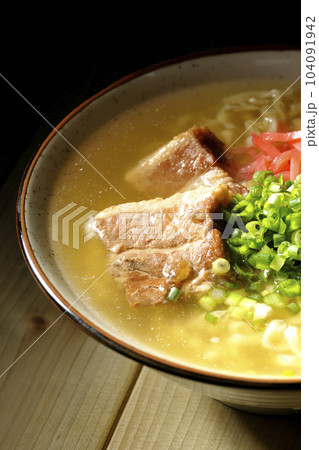 豚のバラ肉とたっぷりの小ねぎと紅生姜入りの沖縄そば 豚のバラ肉とたっぷりの小ねぎと紅生姜入りの沖縄そば 104091942