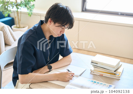 勉強に励む男性 104092138