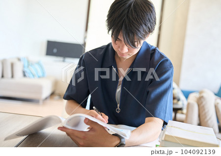 勉強に励む男性 勉強に励む男性 104092139
