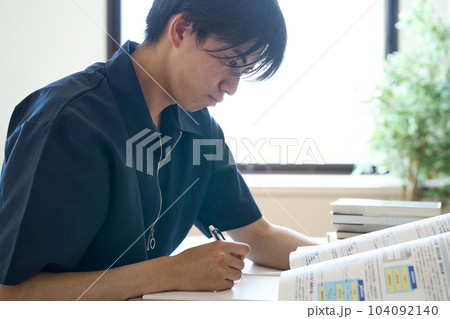 勉強に励む男性の写真素材 [104092140] - PIXTA
