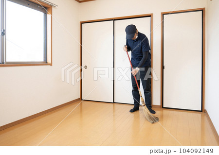 片付けた部屋を掃除する男性作業員 104092149