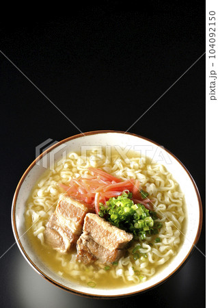 豚のバラ肉とたっぷりの小ねぎと紅生姜入りの沖縄そばを黒背景で俯瞰撮影 104092150