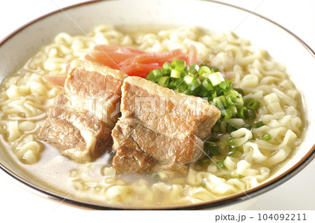 豚のバラ肉とたっぷりの小ねぎと紅生姜入りの沖縄そばを白背景で撮影 104092211