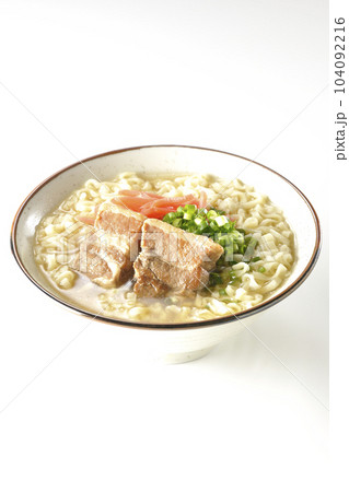 豚のバラ肉とたっぷりの小ねぎと紅生姜入りの沖縄そばを白背景で撮影 104092216