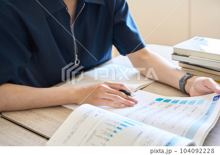 勉強に励む男性 104092228