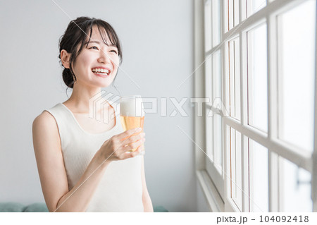 家でビールを昼飲みするアジア人女性(ビールグラス) 家でビールを昼飲みするアジア人女性(ビールグラス) 104092418