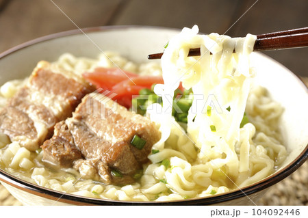 豚のバラ肉とたっぷりの小ねぎと紅生姜入りの沖縄そばを食べる 104092446