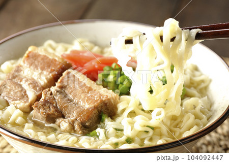 豚のバラ肉とたっぷりの小ねぎと紅生姜入りの沖縄そばを食べる 104092447