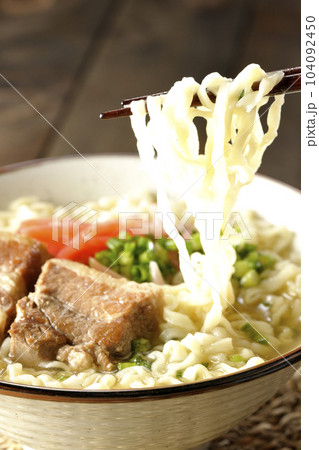 豚のバラ肉とたっぷりの小ねぎと紅生姜入りの沖縄そばを食べる 104092450