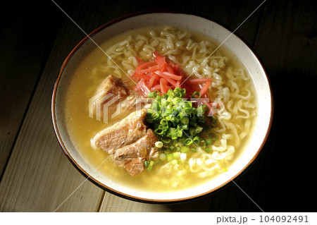 豚のバラ肉とたっぷりの小ねぎと紅生姜入りの沖縄そばを俯瞰で撮影 豚のバラ肉とたっぷりの小ねぎと紅生姜入りの沖縄そばを俯瞰で撮影 104092491