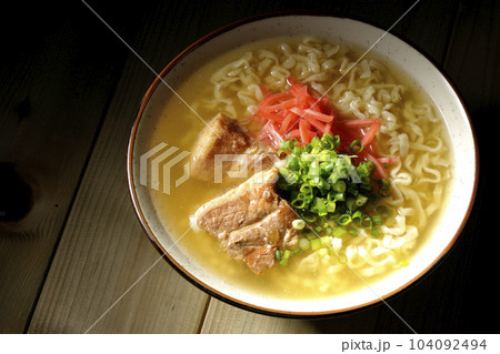 豚のバラ肉とたっぷりの小ねぎと紅生姜入りの沖縄そばを俯瞰で撮影 104092494