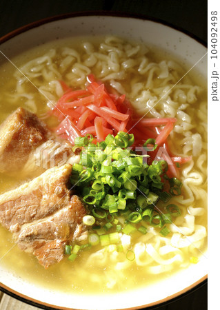 豚のバラ肉とたっぷりの小ねぎと紅生姜入りの沖縄そばを俯瞰で撮影 豚のバラ肉とたっぷりの小ねぎと紅生姜入りの沖縄そばを俯瞰で撮影 104092498