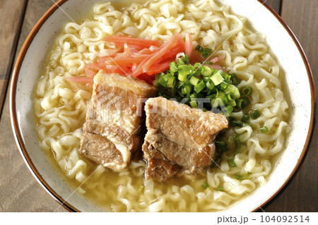豚のバラ肉とたっぷりの小ねぎと紅生姜入りの沖縄そばを俯瞰で撮影 豚のバラ肉とたっぷりの小ねぎと紅生姜入りの沖縄そばを俯瞰で撮影 104092514