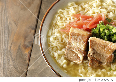 豚のバラ肉とたっぷりの小ねぎと紅生姜入りの沖縄そばを俯瞰で撮影 豚のバラ肉とたっぷりの小ねぎと紅生姜入りの沖縄そばを俯瞰で撮影 104092515