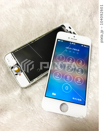 壊れたスマートフォンiPhone5 104092601