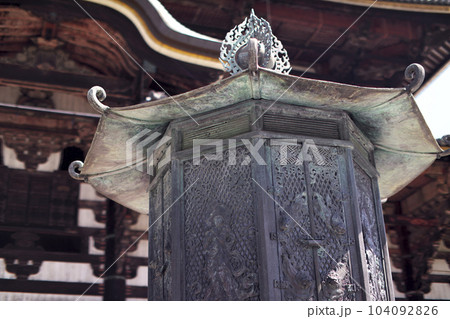 東大寺　八角灯籠越しに大仏殿(金堂)が見える 104092826
