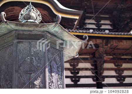 東大寺　八角灯籠越しに大仏殿(金堂)が見える 104092828